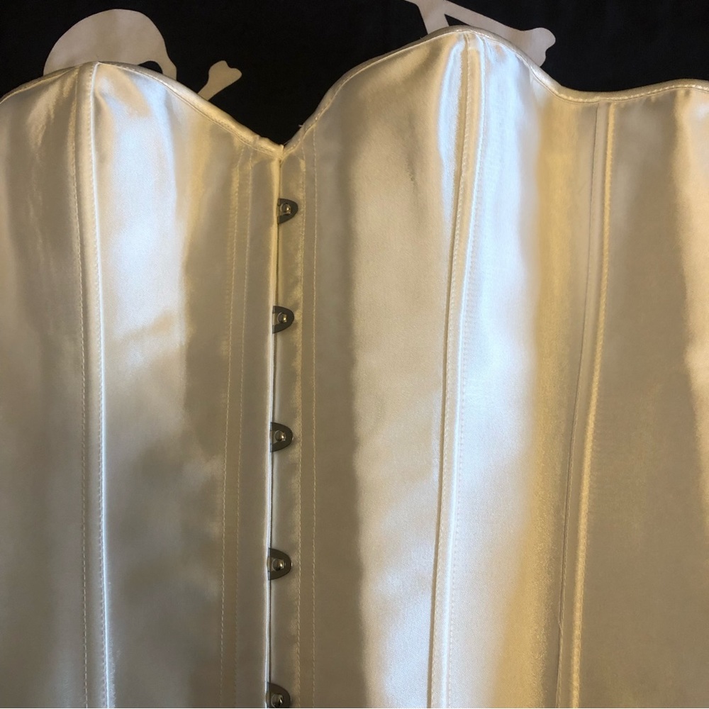 White satin corset - Picture 2 of 3